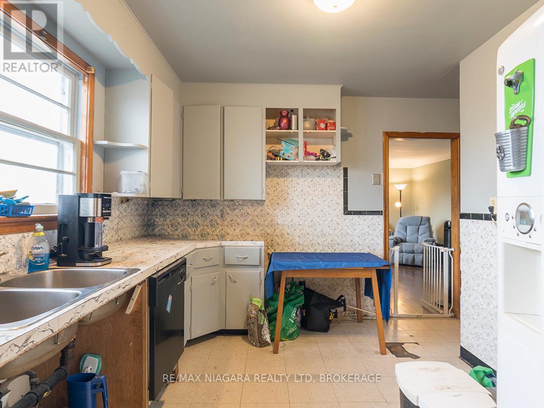 205 Borden Avenue, Port Colborne (Main Street), ON - Indoor Photo Showing Kitchen With Double Sink