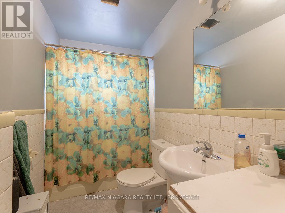 205 Borden Avenue, Port Colborne (Main Street), ON - Indoor Photo Showing Bathroom