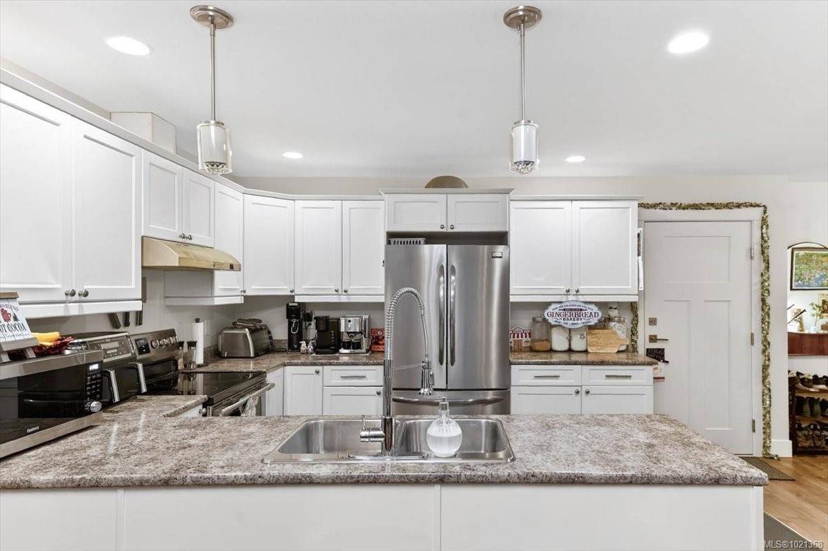 A-4626 Maitland St, Port Alberni, BC - Indoor Photo Showing Kitchen With Double Sink With Upgraded Kitchen