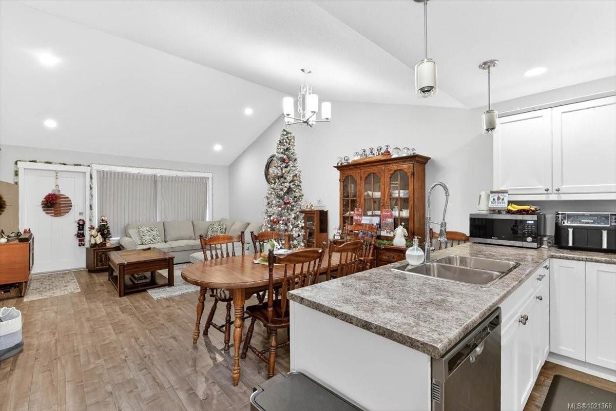 A-4626 Maitland St, Port Alberni, BC - Indoor Photo Showing Kitchen With Double Sink