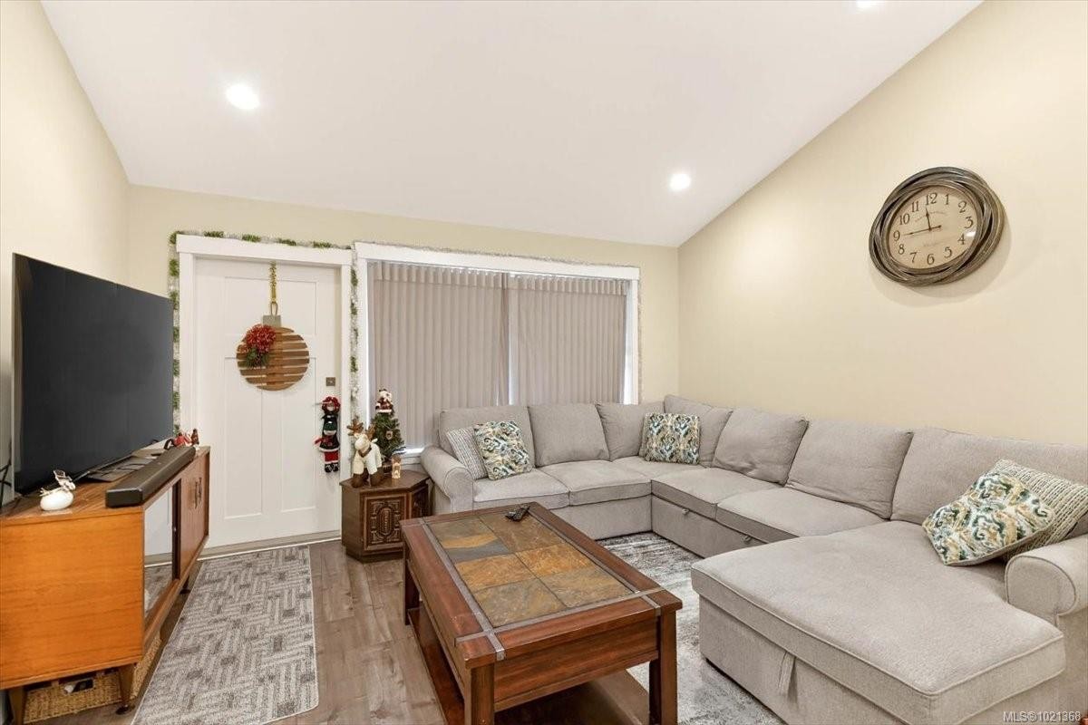 A-4626 Maitland St, Port Alberni, BC - Indoor Photo Showing Living Room