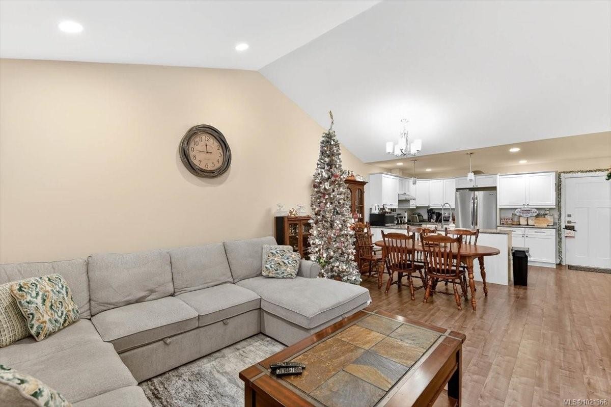 A-4626 Maitland St, Port Alberni, BC - Indoor Photo Showing Living Room