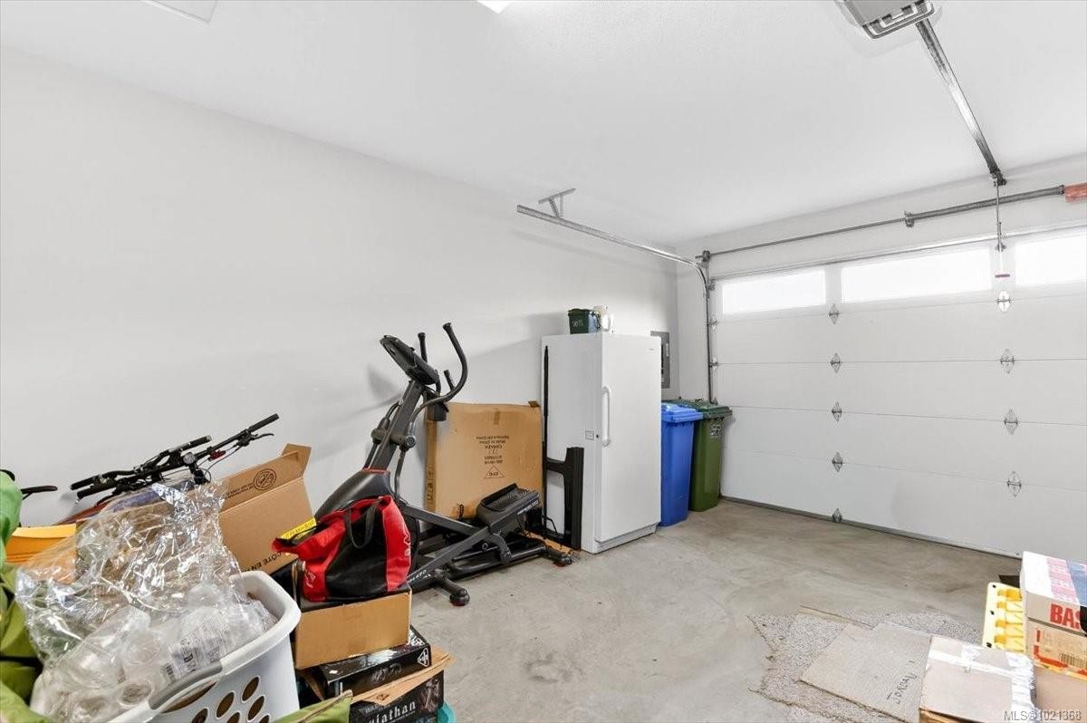 A-4626 Maitland St, Port Alberni, BC - Indoor Photo Showing Garage