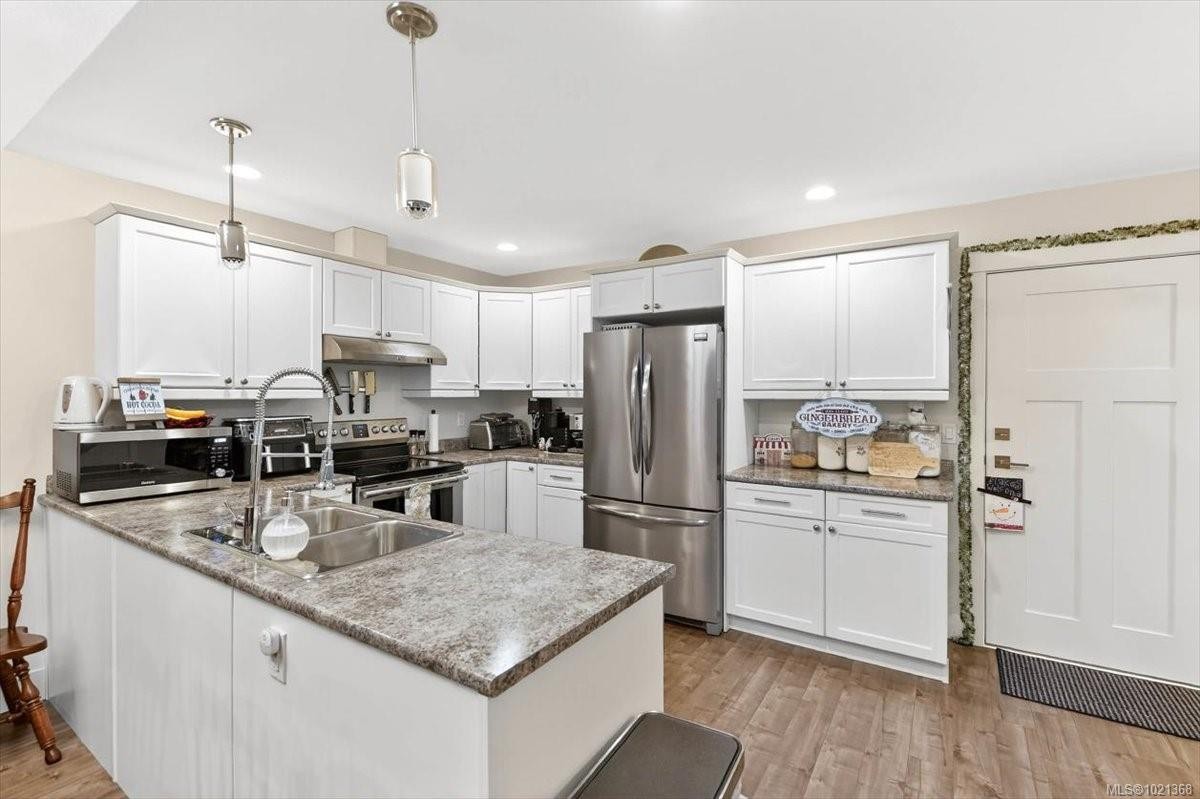 A-4626 Maitland St, Port Alberni, BC - Indoor Photo Showing Kitchen With Double Sink With Upgraded Kitchen