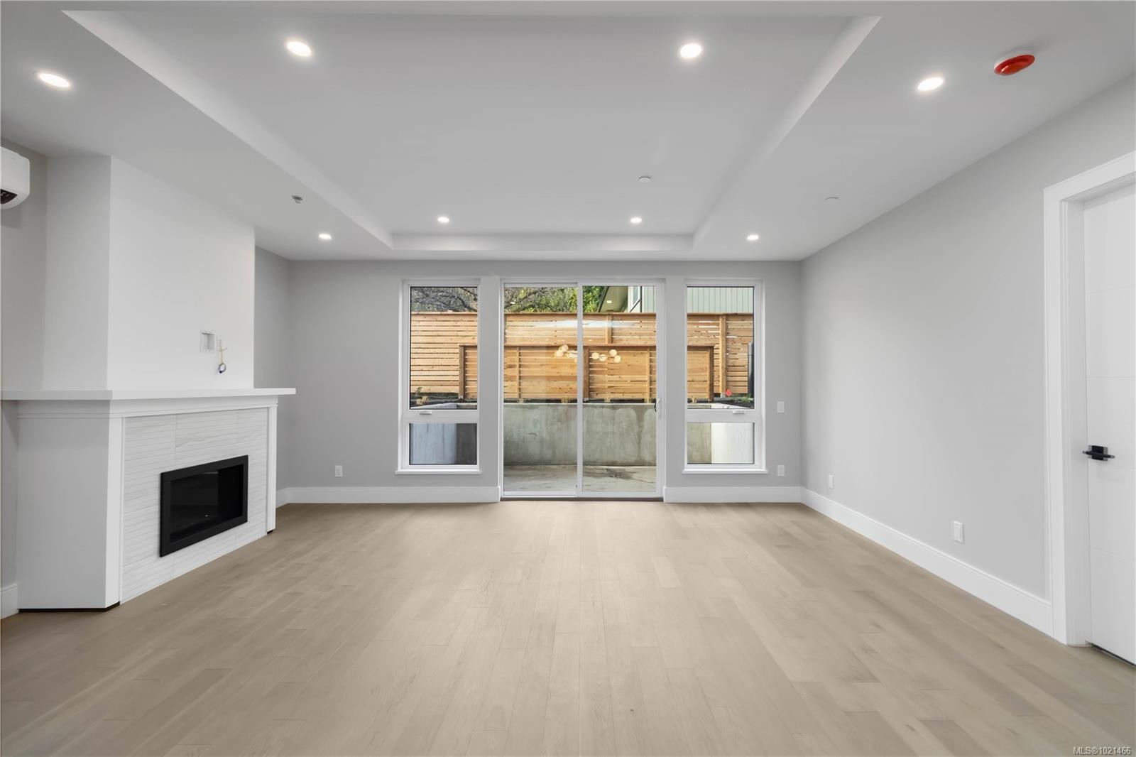 101-986 Doumac Ave, Saanich, BC - Indoor With Fireplace