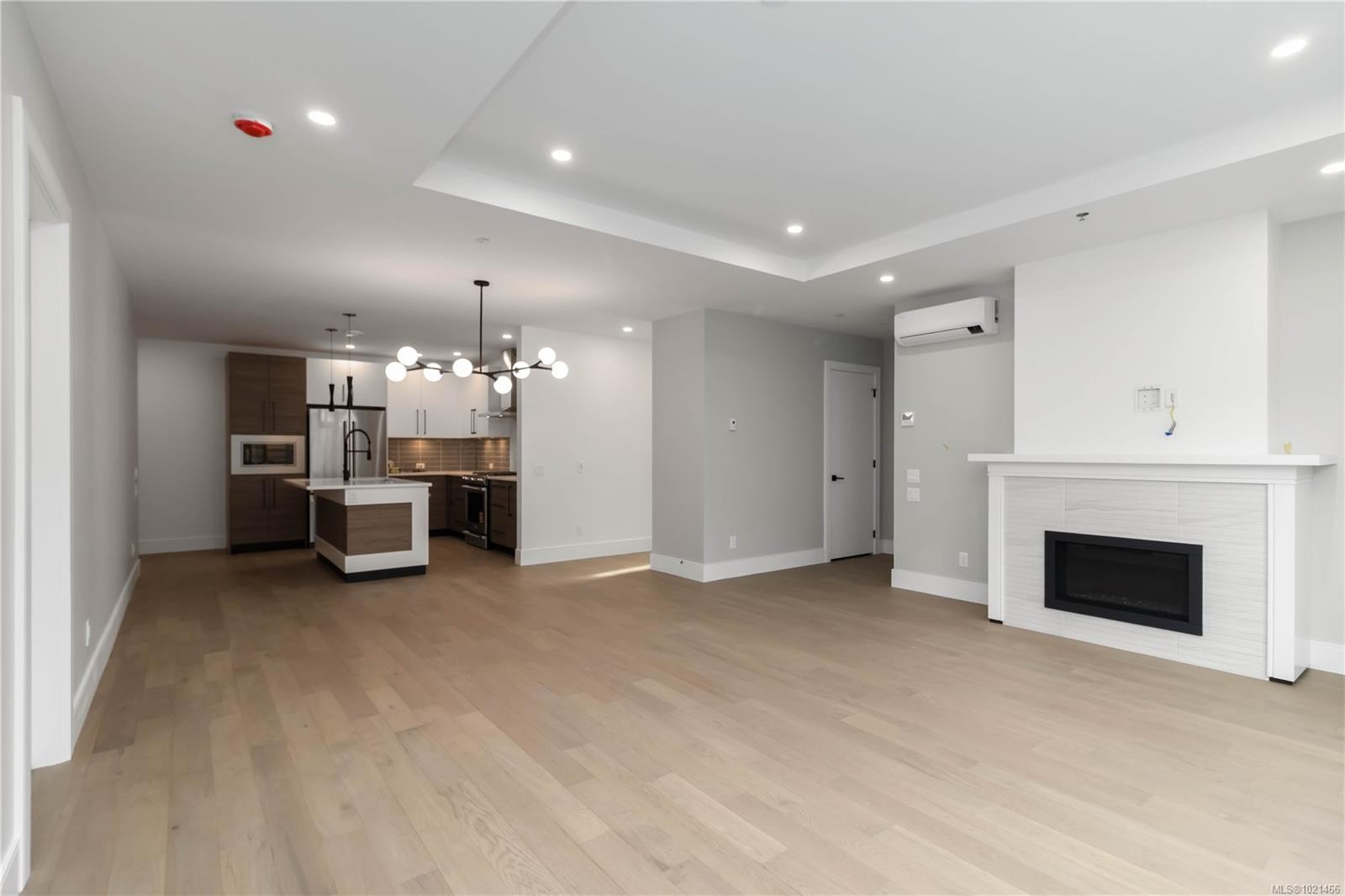 101-986 Doumac Ave, Saanich, BC - Indoor Photo Showing Living Room With Fireplace