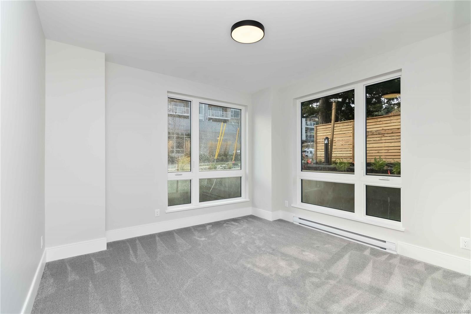 101-986 Doumac Ave, Saanich, BC - Indoor Photo Showing Other Room