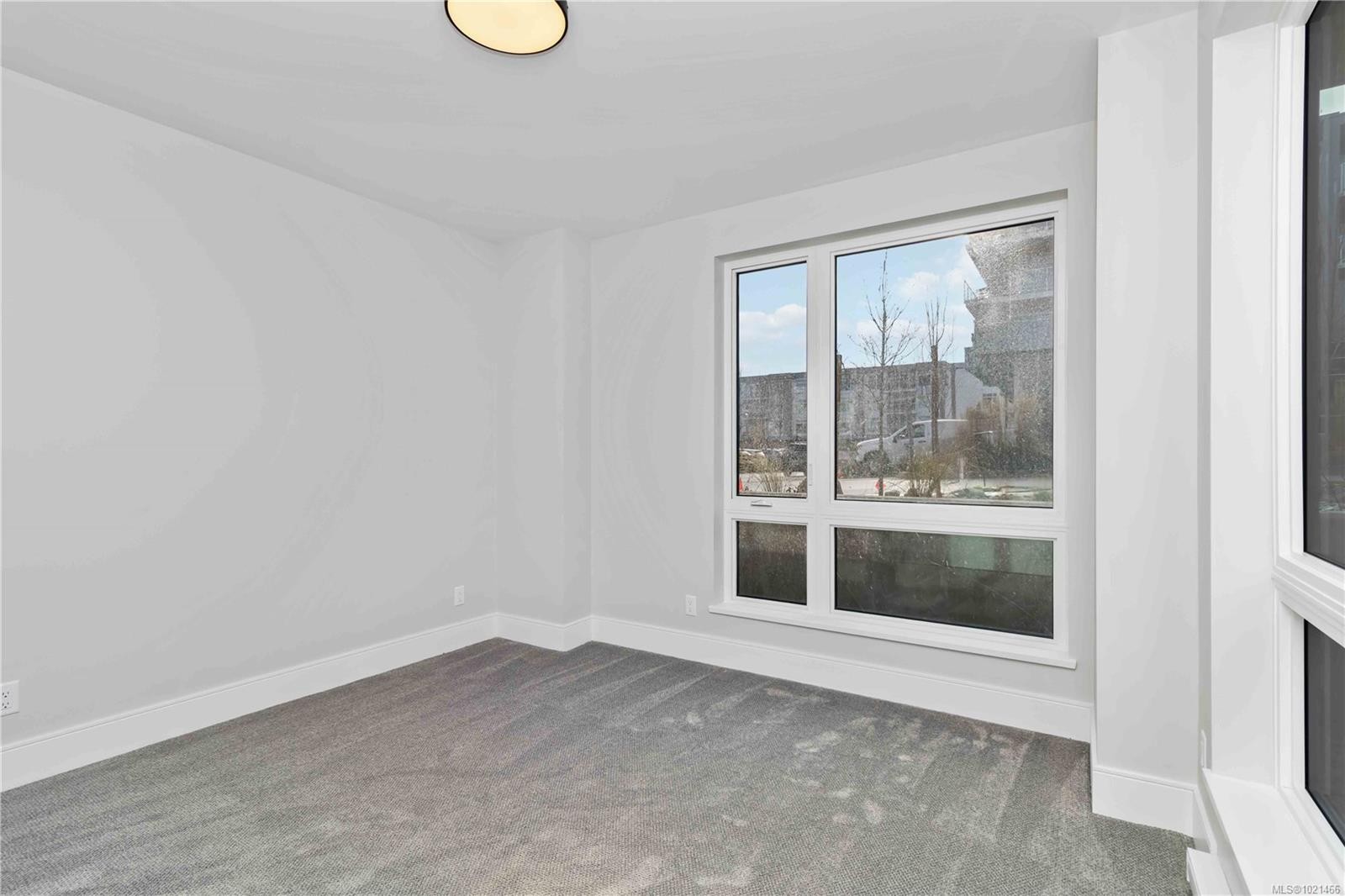 101-986 Doumac Ave, Saanich, BC - Indoor Photo Showing Other Room