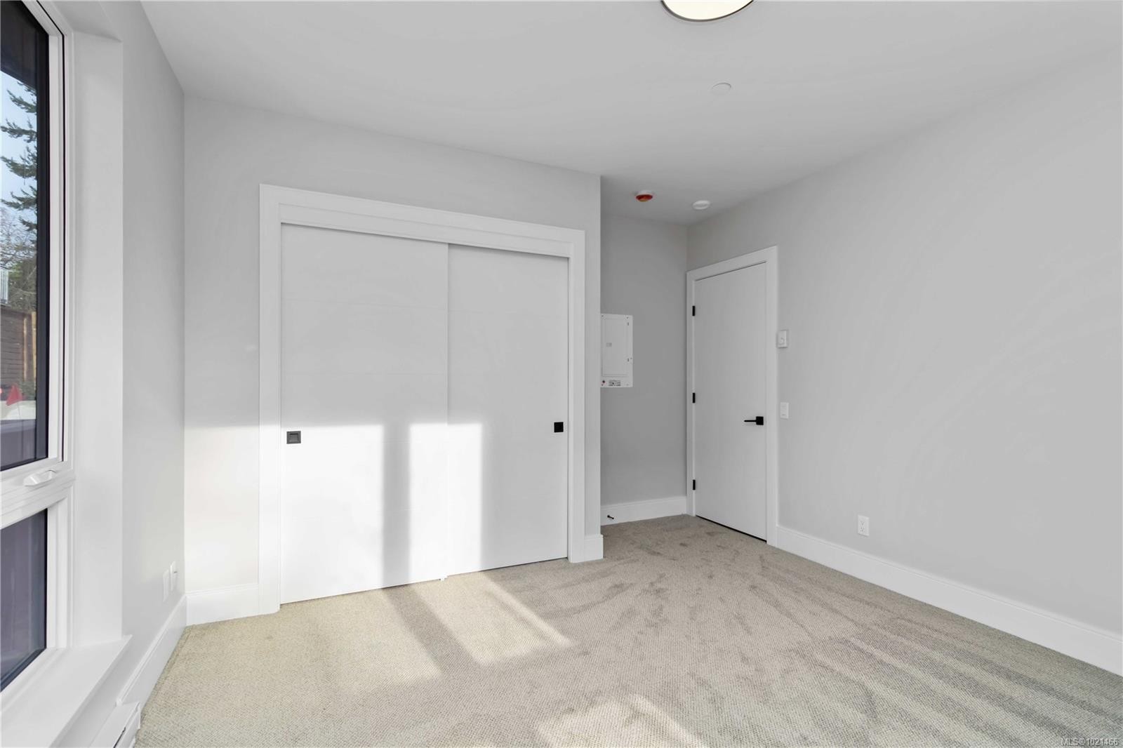 101-986 Doumac Ave, Saanich, BC - Indoor Photo Showing Other Room