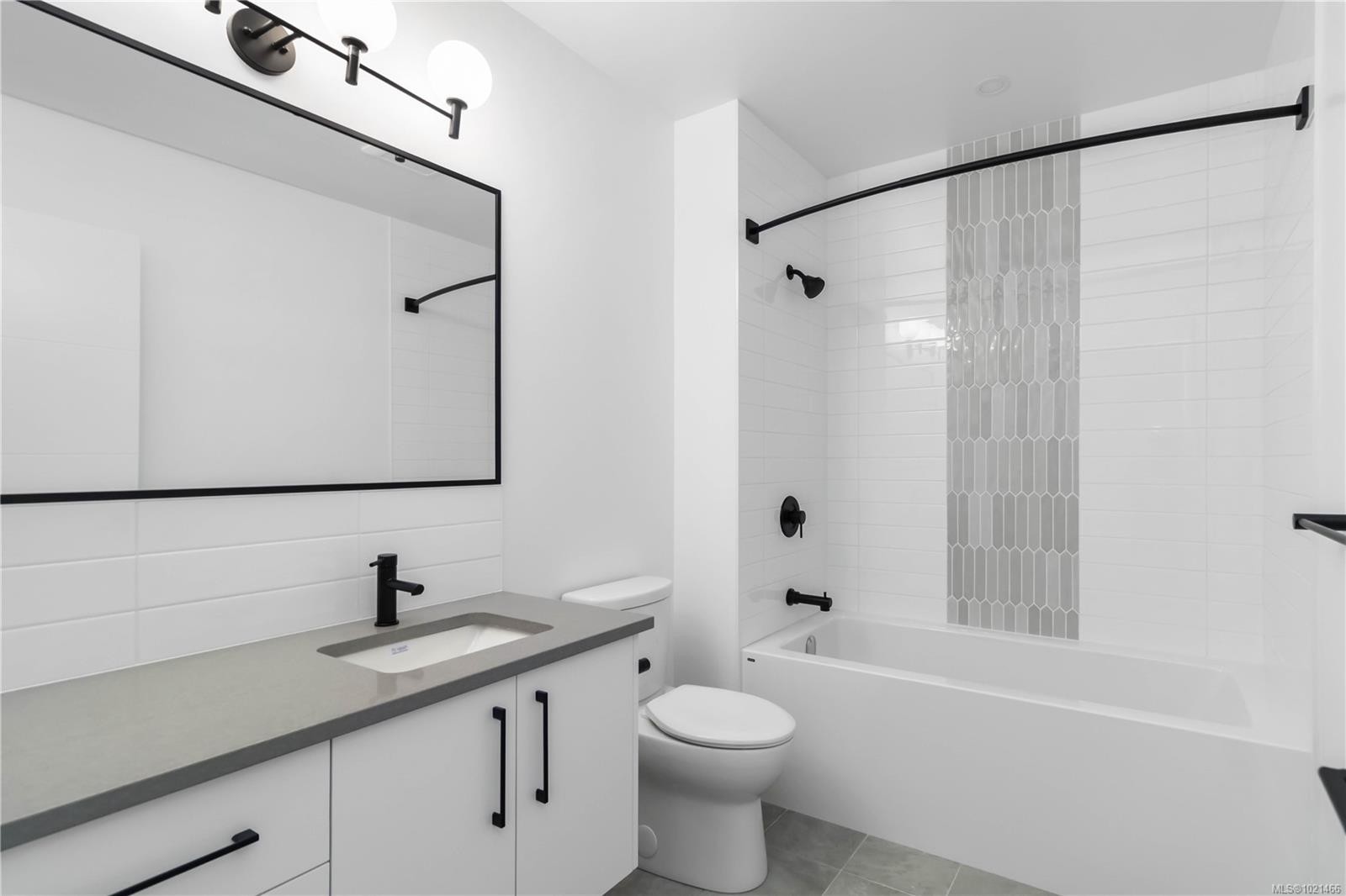 101-986 Doumac Ave, Saanich, BC - Indoor Photo Showing Bathroom