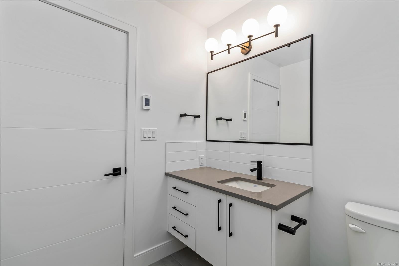 101-986 Doumac Ave, Saanich, BC - Indoor Photo Showing Bathroom