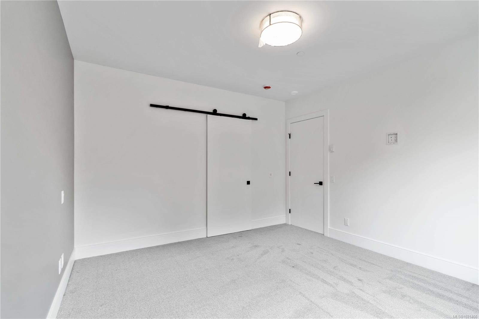 101-986 Doumac Ave, Saanich, BC - Indoor Photo Showing Other Room