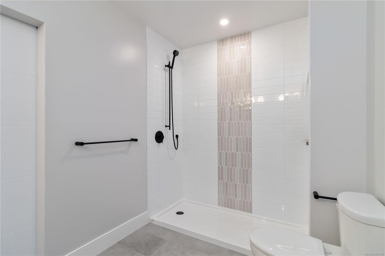 101-986 Doumac Ave, Saanich, BC - Indoor Photo Showing Bathroom