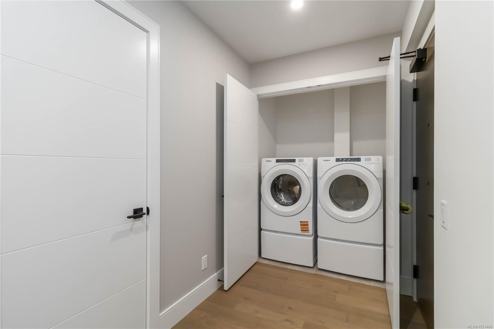 101-986 Doumac Ave, Saanich, BC - Indoor Photo Showing Laundry Room