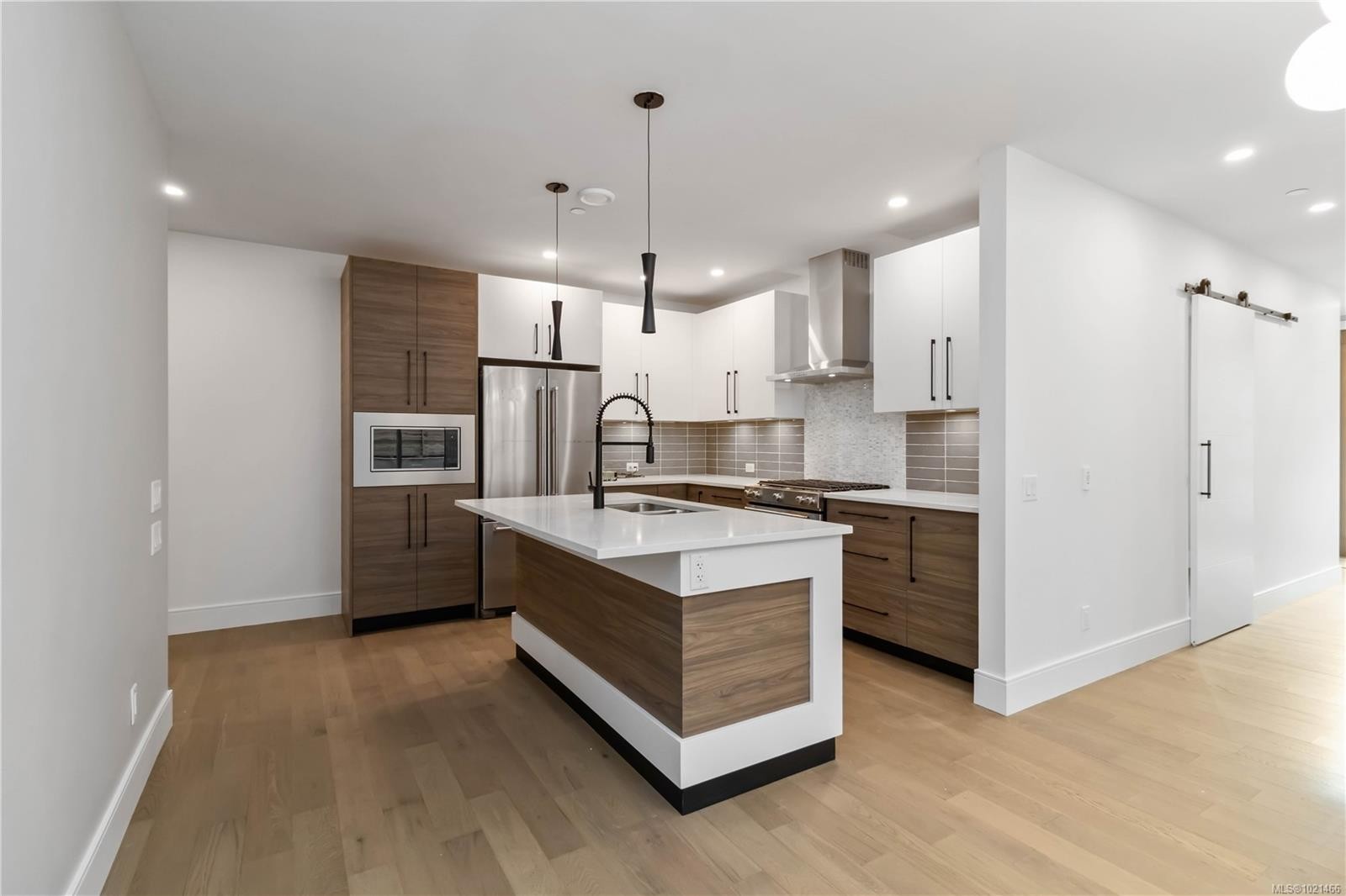 101-986 Doumac Ave, Saanich, BC - Indoor Photo Showing Kitchen With Upgraded Kitchen