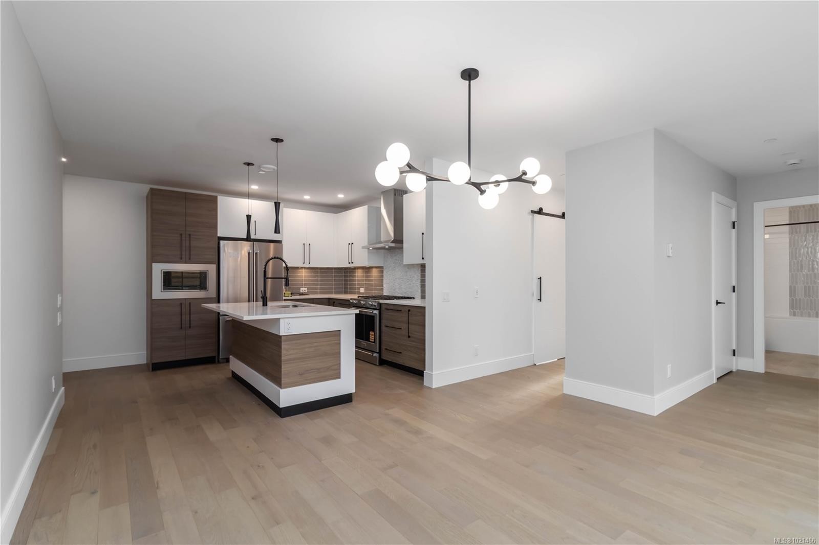 101-986 Doumac Ave, Saanich, BC - Indoor Photo Showing Kitchen