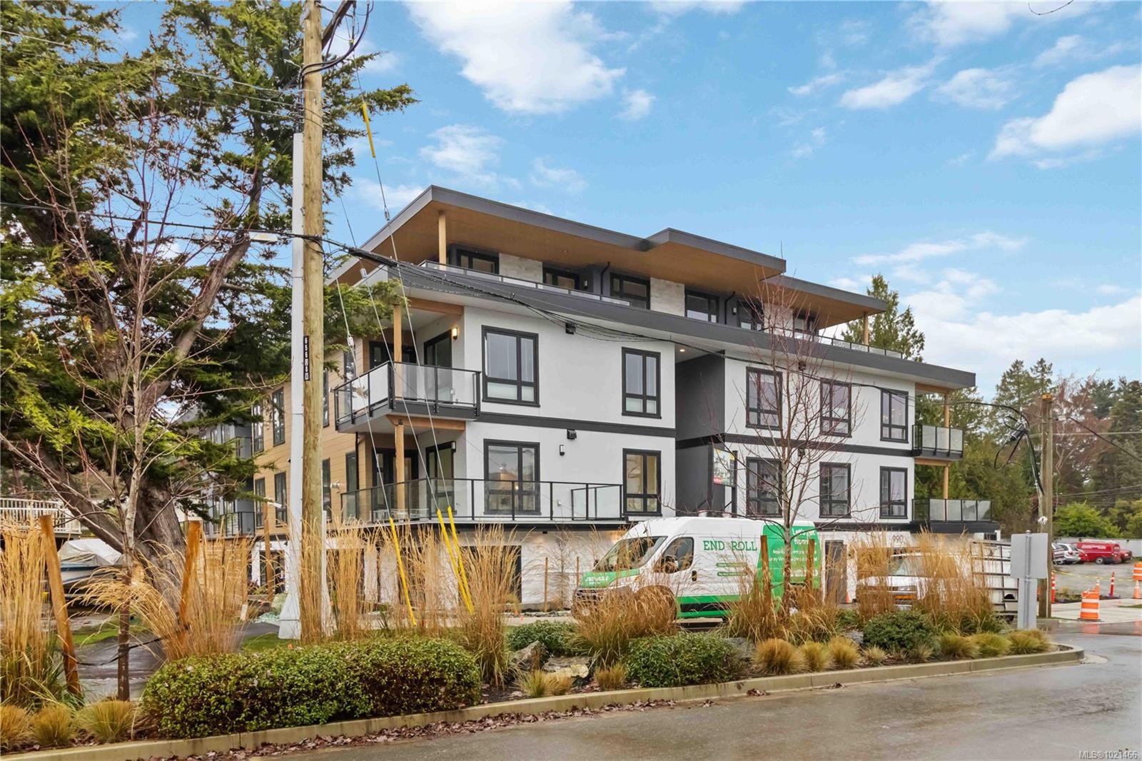 101-986 Doumac Ave, Saanich, BC - Outdoor
