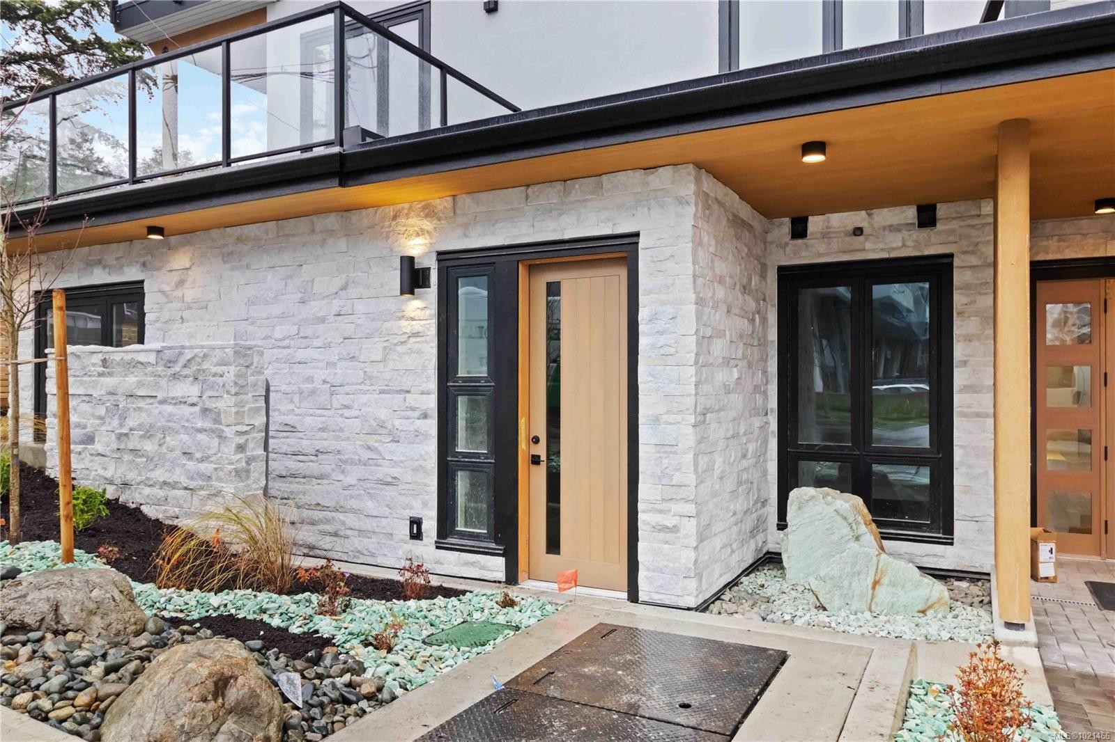 101-986 Doumac Ave, Saanich, BC - Outdoor