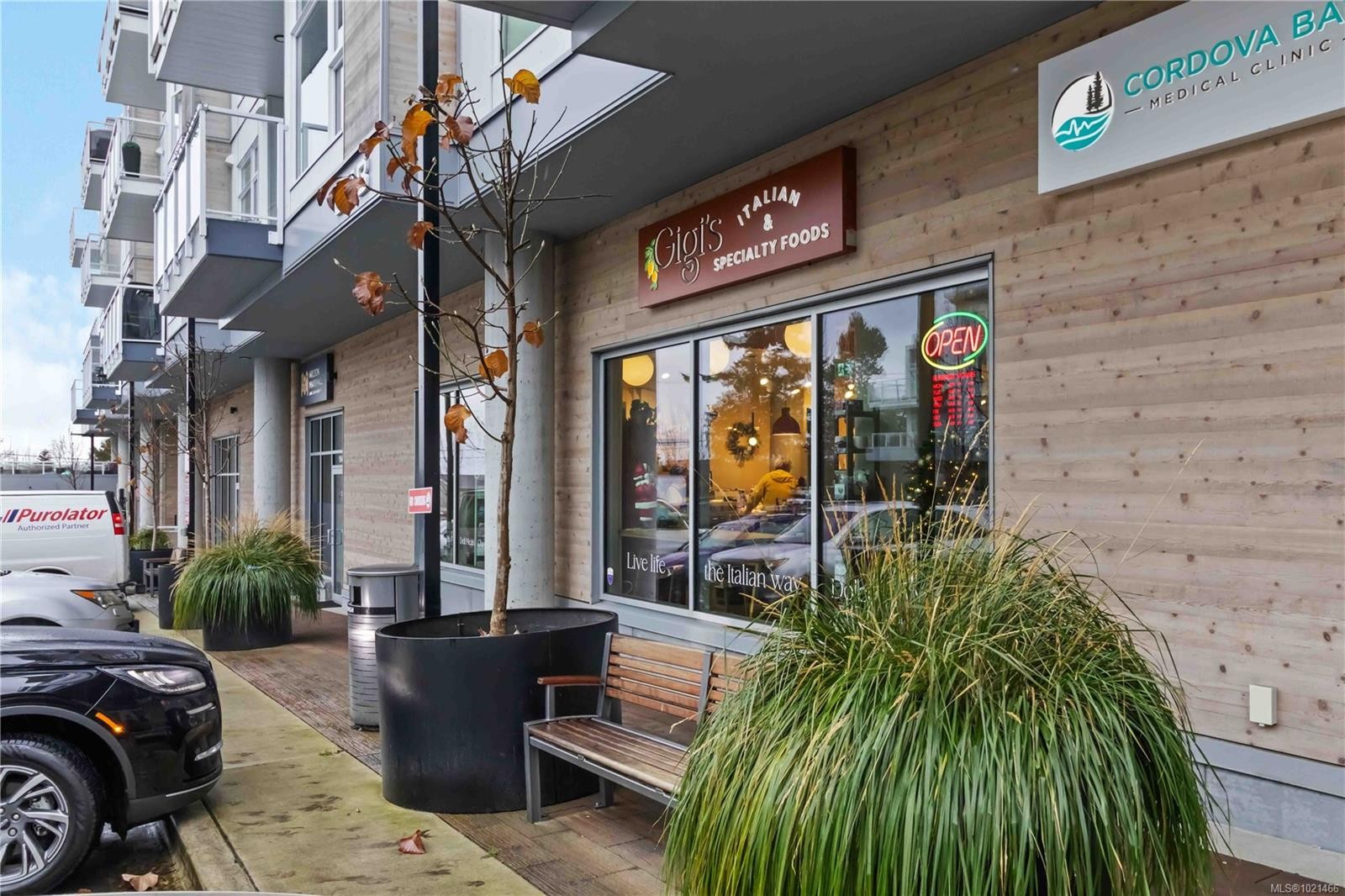 101-986 Doumac Ave, Saanich, BC - Outdoor