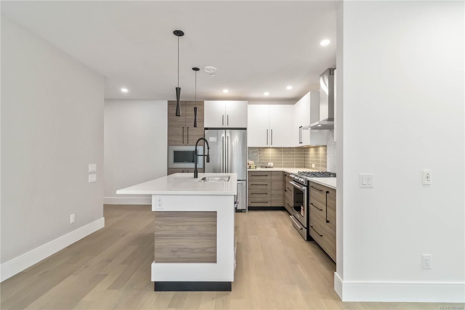 101-986 Doumac Ave, Saanich, BC - Indoor Photo Showing Kitchen With Upgraded Kitchen