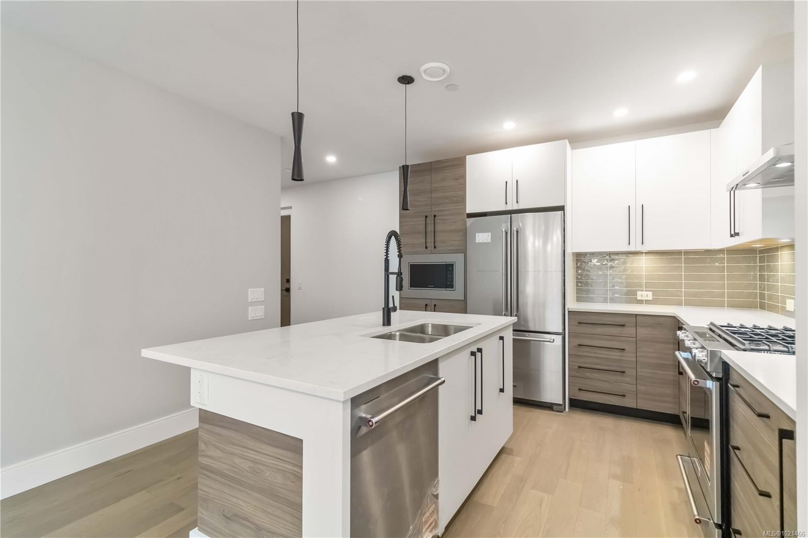 101-986 Doumac Ave, Saanich, BC - Indoor Photo Showing Kitchen With Double Sink With Upgraded Kitchen