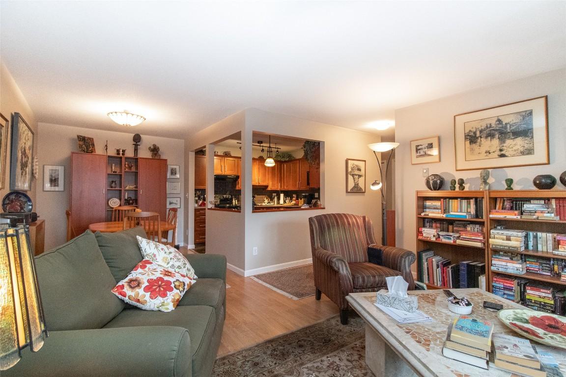 307-945 Lawrence Avenue, Kelowna, BC - Indoor Photo Showing Living Room