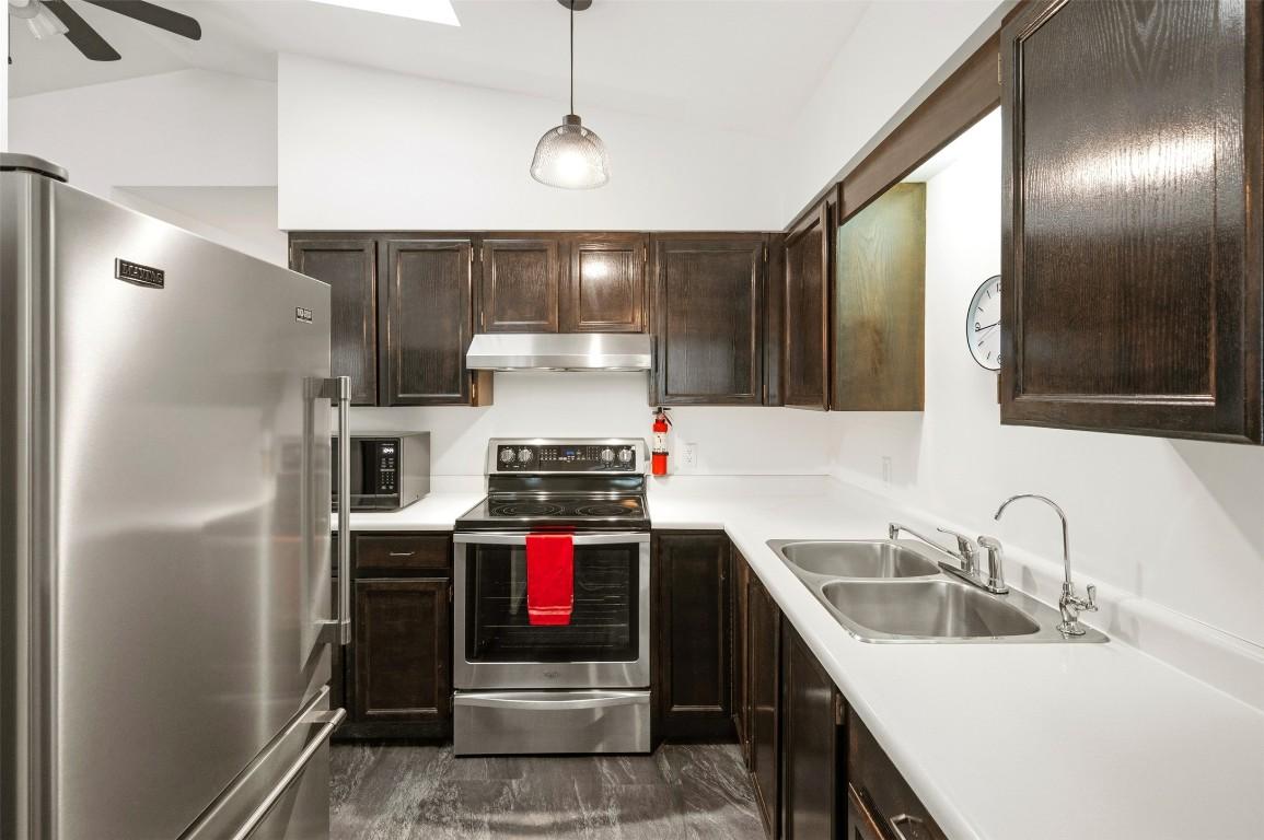 29-854 Main Street, Penticton, BC - Indoor Photo Showing Kitchen With Double Sink