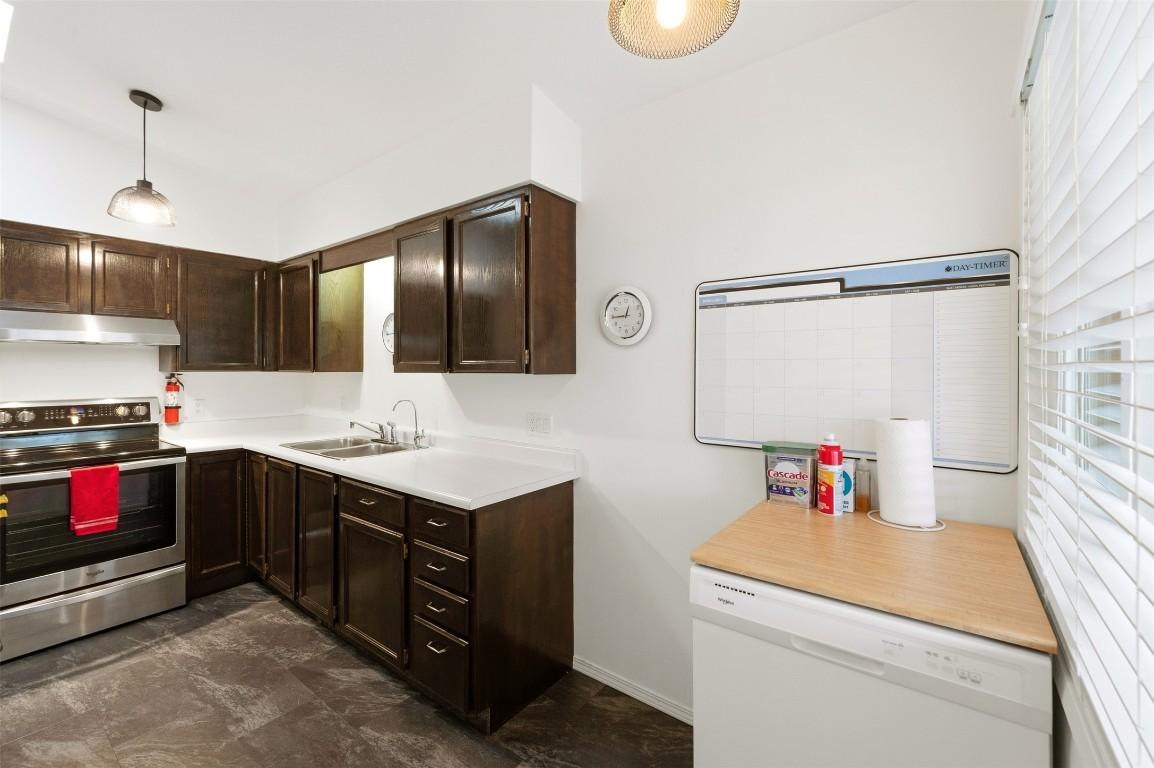 29-854 Main Street, Penticton, BC - Indoor Photo Showing Kitchen With Double Sink