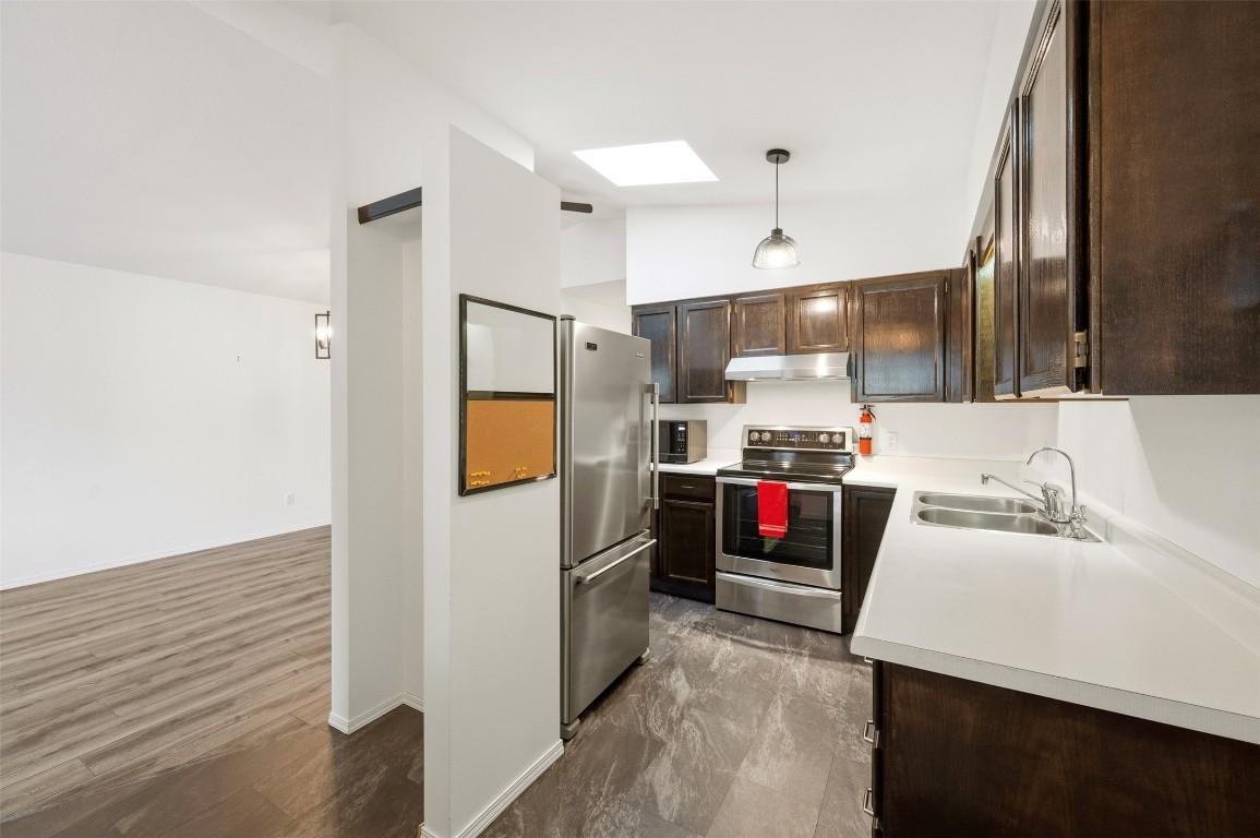 29-854 Main Street, Penticton, BC - Indoor Photo Showing Kitchen With Double Sink