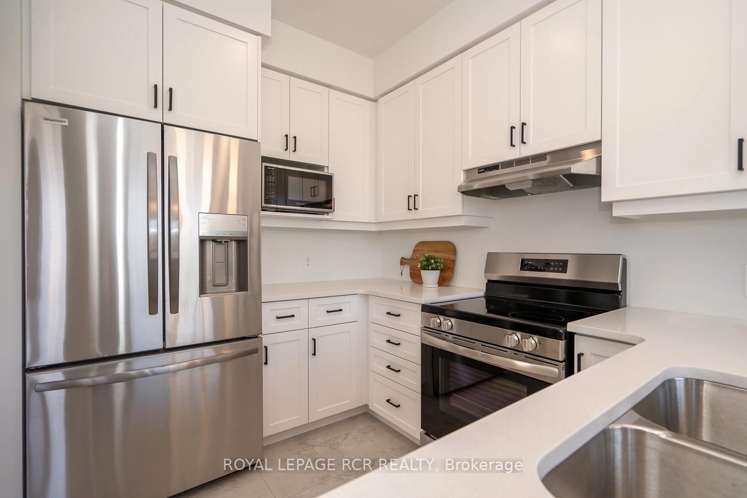 12-690 Broadway Avenue, Orangeville, ON - Indoor Photo Showing Kitchen With Double Sink