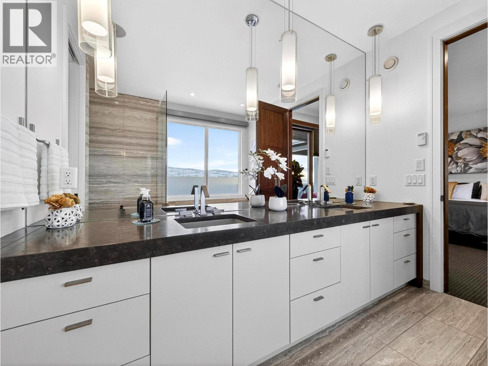 132 Sky Court, Kelowna, BC - Indoor Photo Showing Kitchen