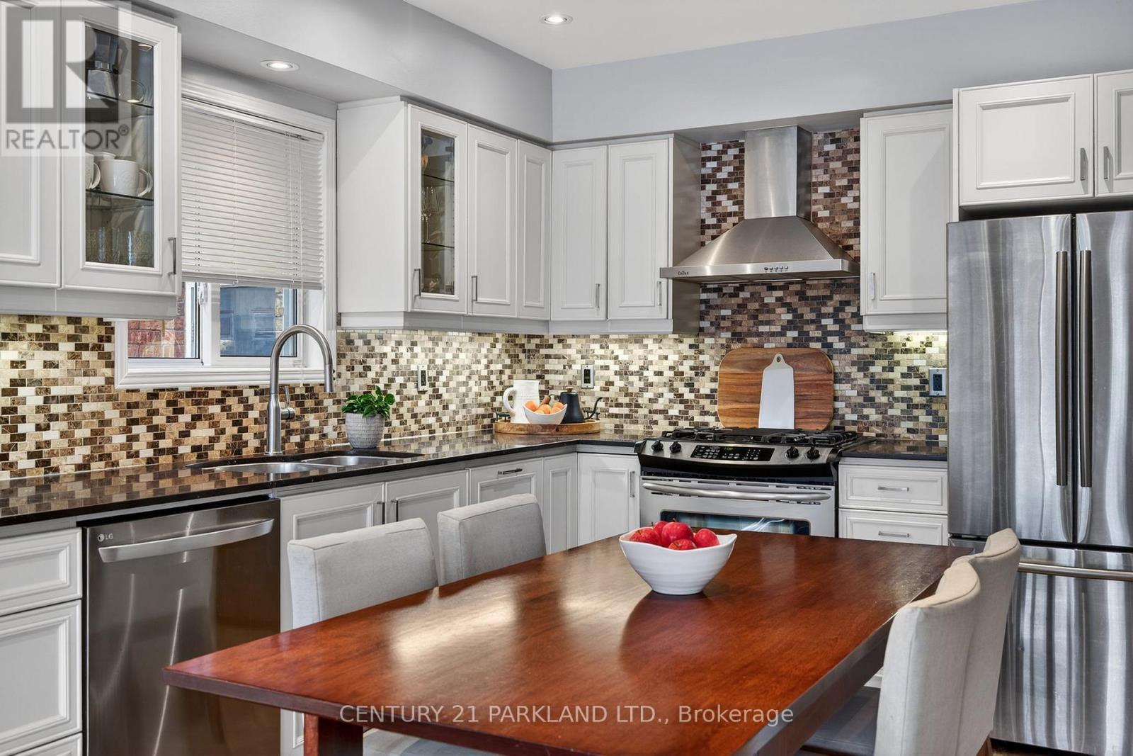 77 Monte Carlo Drive, Vaughan, ON - Indoor Photo Showing Kitchen With Double Sink With Upgraded Kitchen