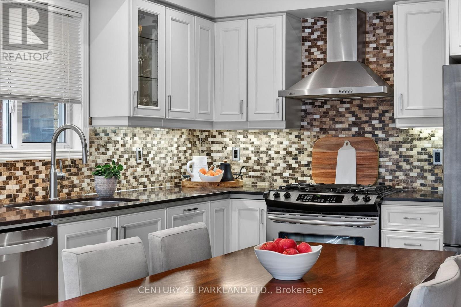 77 Monte Carlo Drive, Vaughan, ON - Indoor Photo Showing Kitchen With Double Sink With Upgraded Kitchen