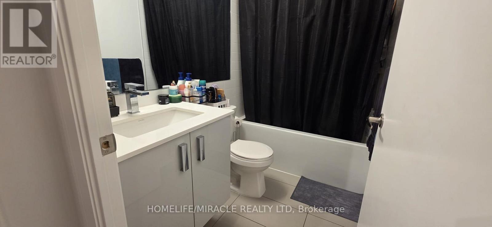 201 - 26 Gibbs Road, Toronto, ON - Indoor Photo Showing Bathroom