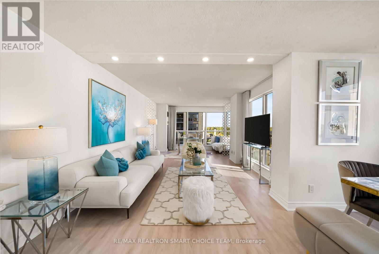 1211 - 28 Hollywood Avenue, Toronto, ON - Indoor Photo Showing Living Room