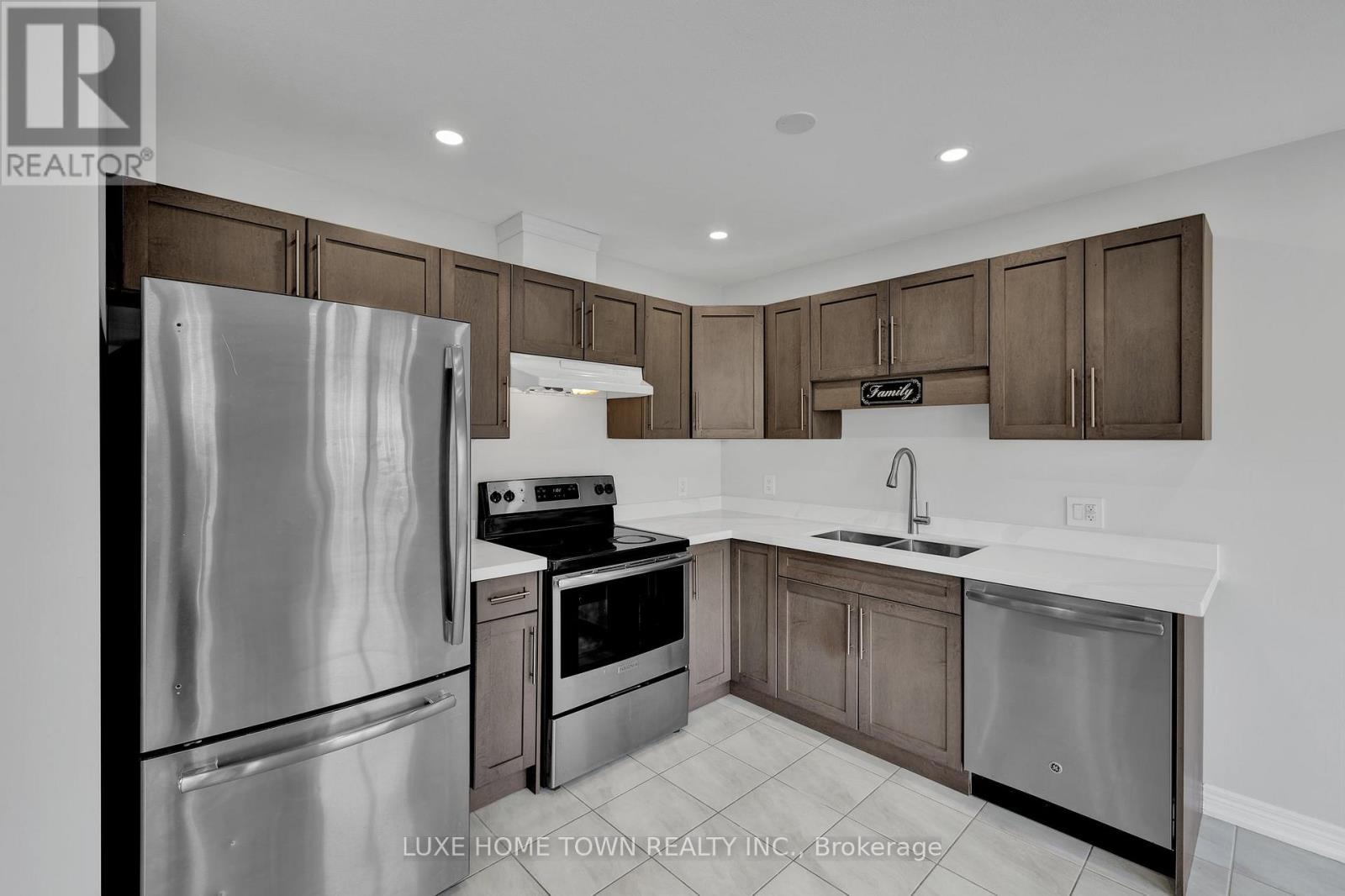 100 Monarch Street, Welland, ON - Indoor Photo Showing Kitchen With Double Sink