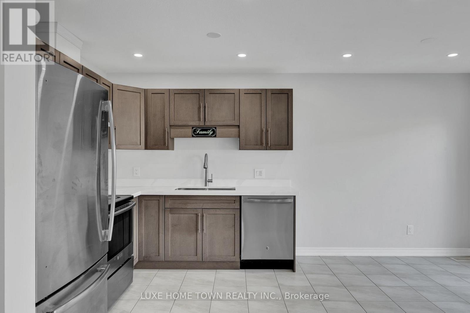 100 Monarch Street, Welland, ON - Indoor Photo Showing Kitchen
