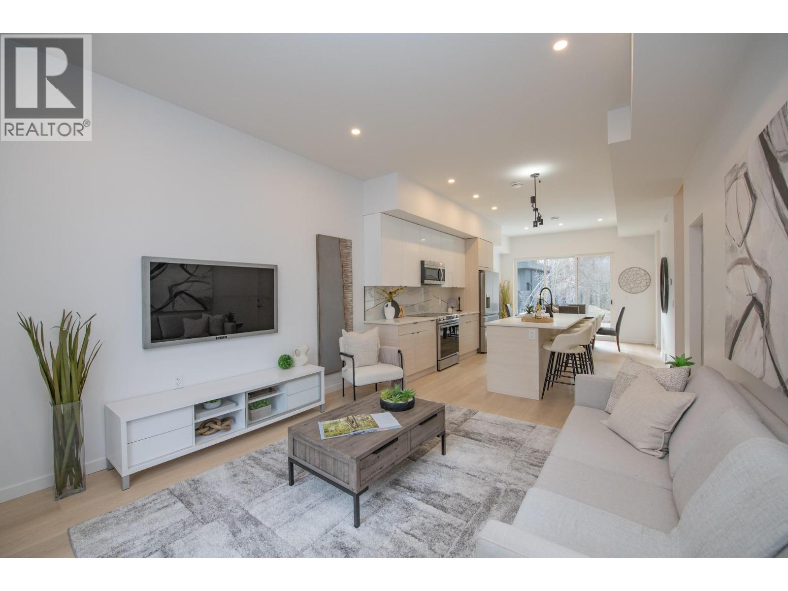 9188 Tronson Road Unit# 1, Vernon, BC - Indoor Photo Showing Living Room