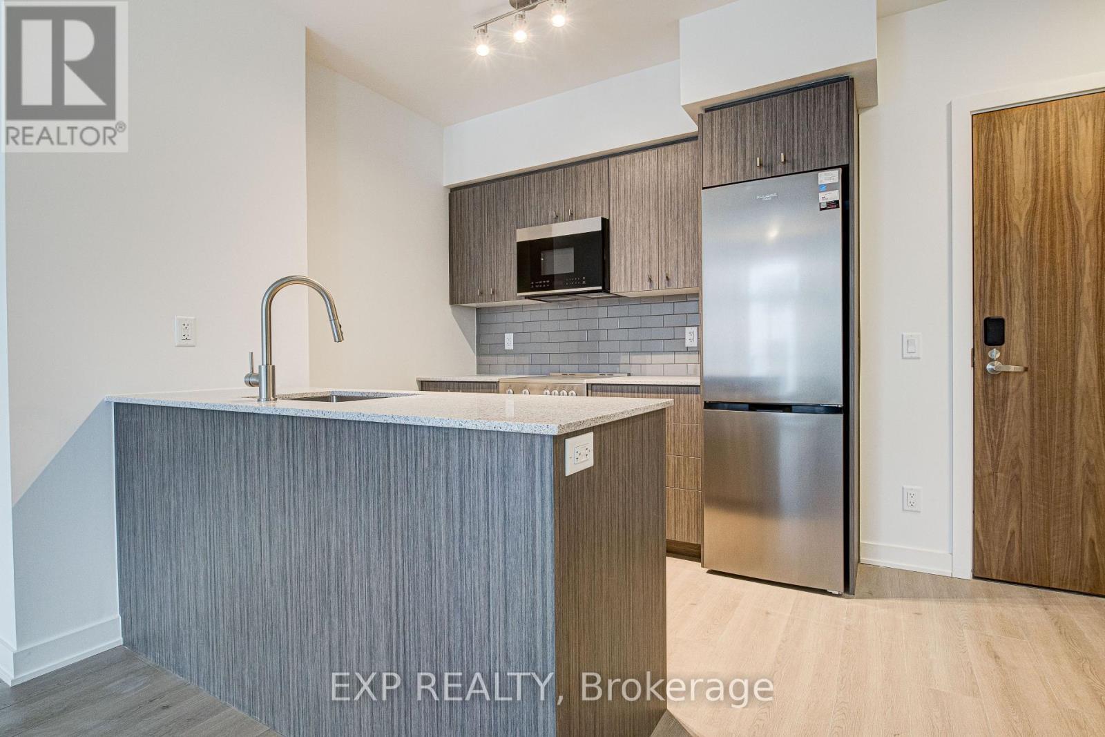 209 - 25 Wellingtont Street S, Kitchener, ON - Indoor Photo Showing Kitchen With Upgraded Kitchen
