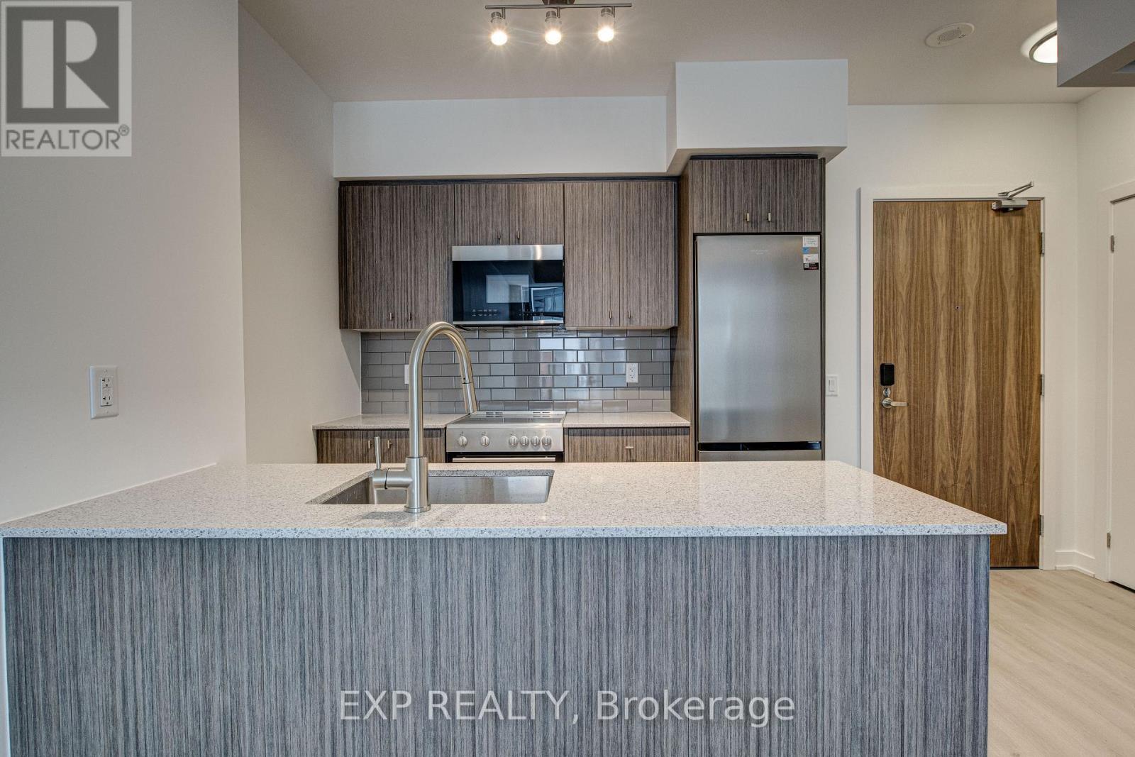 209 - 25 Wellingtont Street S, Kitchener, ON - Indoor Photo Showing Kitchen