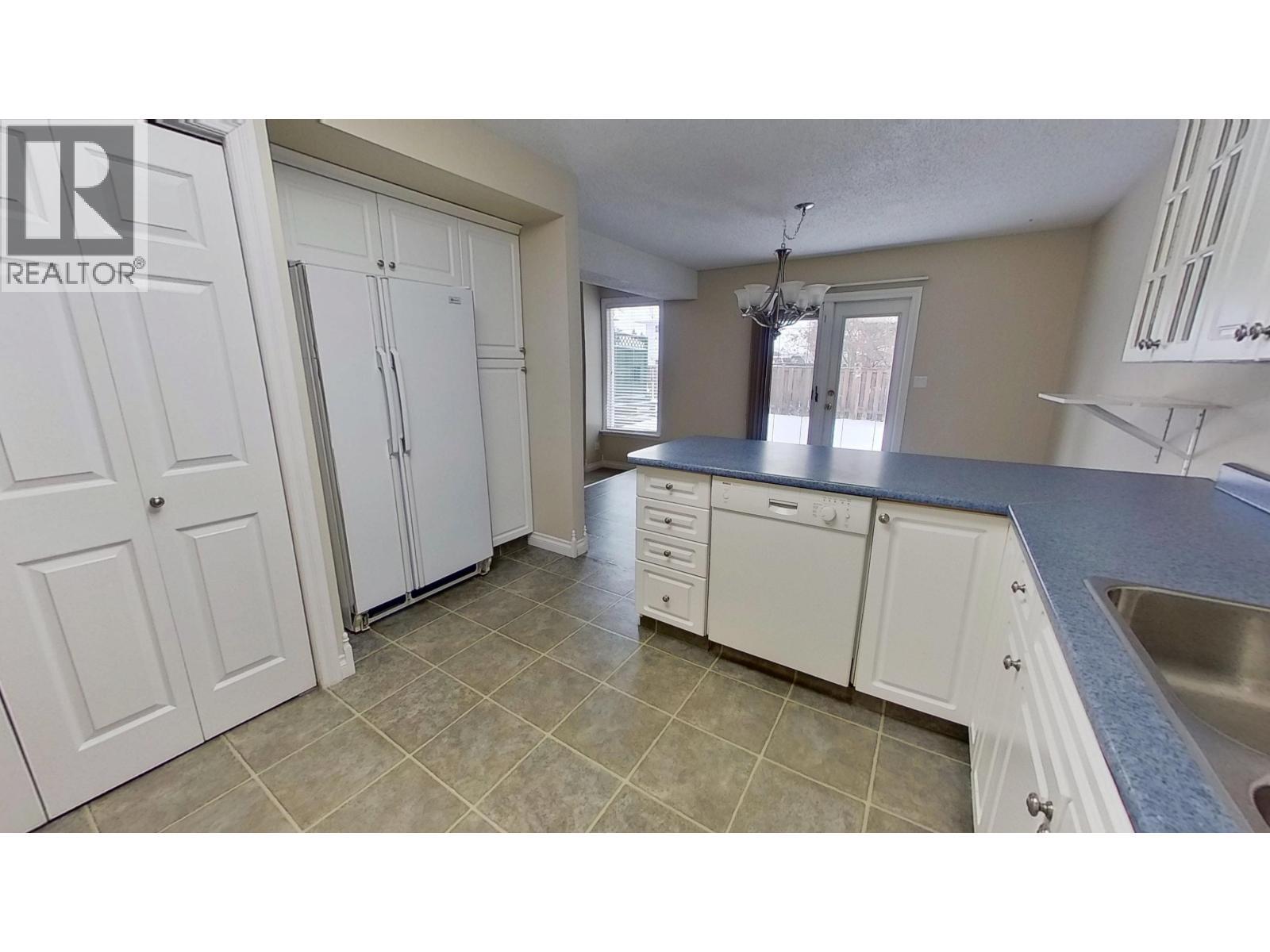 10830 102 Street, Fort St. John, BC - Indoor Photo Showing Kitchen