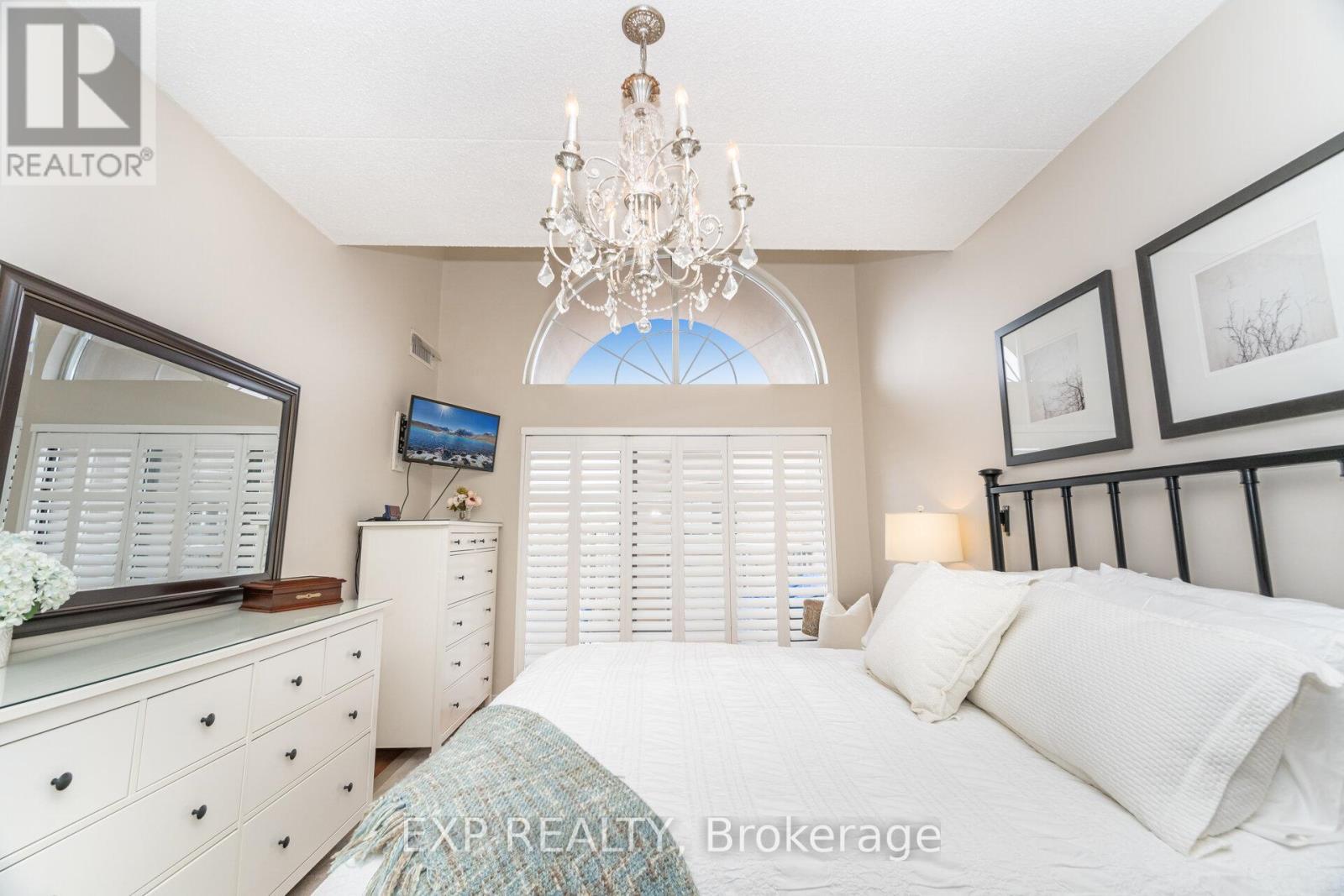619 - 2075 Amherst Heights Drive, Burlington, ON - Indoor Photo Showing Bedroom