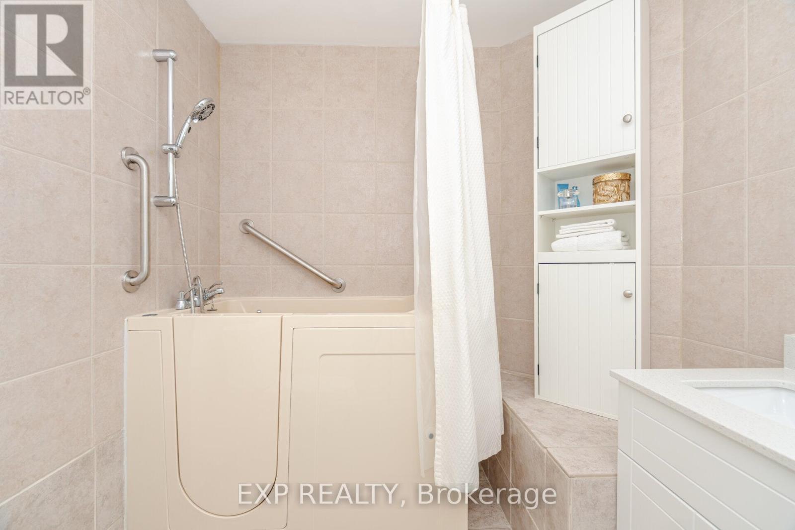 619 - 2075 Amherst Heights Drive, Burlington, ON - Indoor Photo Showing Bathroom