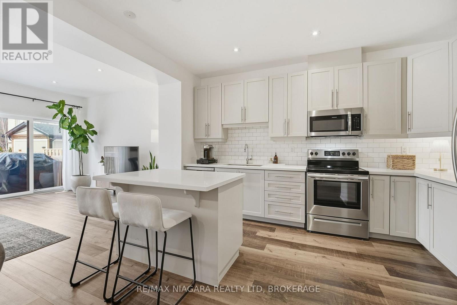 4004 Crown Street, Lincoln (Beamsville), ON - Indoor Photo Showing Kitchen With Upgraded Kitchen