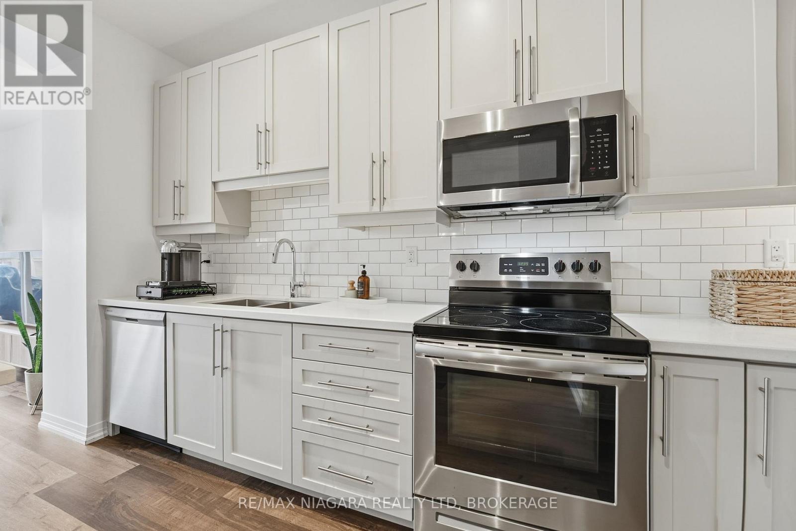 4004 Crown Street, Lincoln (Beamsville), ON - Indoor Photo Showing Kitchen With Double Sink With Upgraded Kitchen