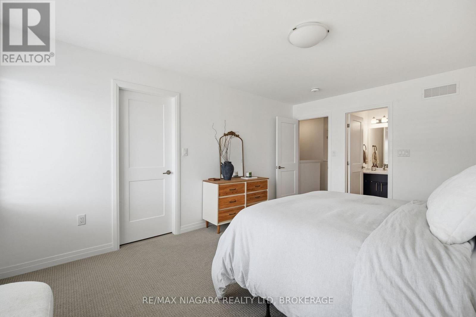 4004 Crown Street, Lincoln (Beamsville), ON - Indoor Photo Showing Bedroom