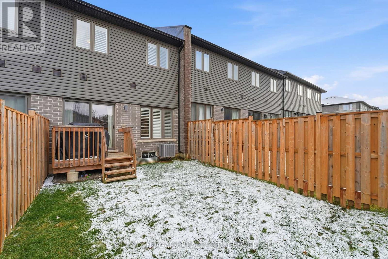 4004 Crown Street, Lincoln (Beamsville), ON - Outdoor With Deck Patio Veranda With Exterior