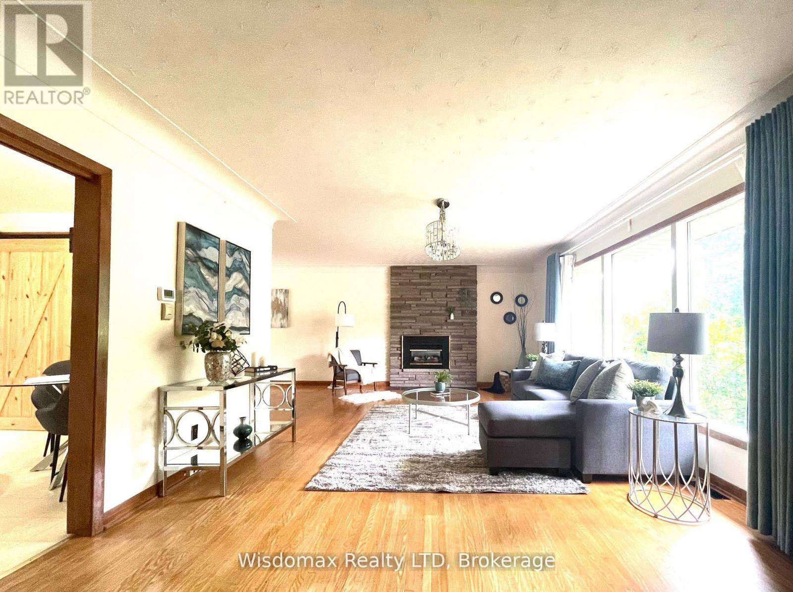 110 Riverview Boulevard, St. Catharines (Glendale/Glenridge), ON - Indoor Photo Showing Living Room With Fireplace