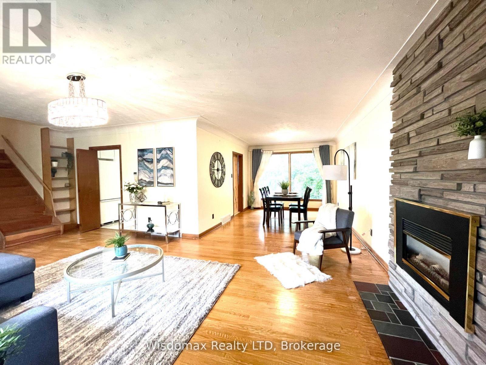 110 Riverview Boulevard, St. Catharines (Glendale/Glenridge), ON - Indoor Photo Showing Living Room With Fireplace