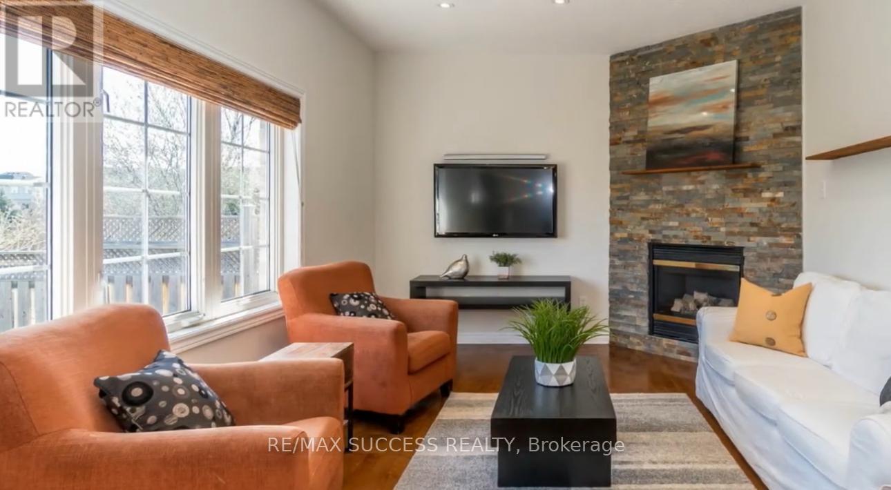 5847 Summerside Drive, Mississauga, ON - Indoor Photo Showing Living Room With Fireplace
